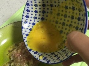 将蛋液倒入肉糜中，和匀