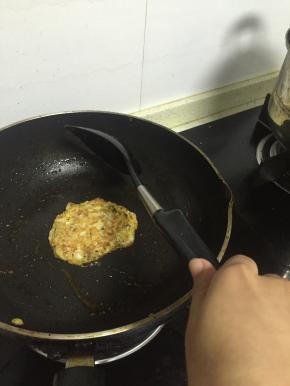 锅里加入少量的食用油，烧热，倒入混合好的肉糜