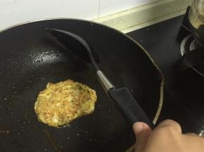 锅里加入少量的食用油，烧热，倒入混合好的肉糜