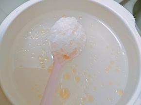 白米洗净后加一滴香油，加水浸泡半个小时。