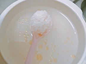 白米洗净后加一滴香油，加水浸泡半个小时。