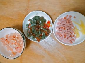 皮蛋、鸡胸肉、火腿切丁，姜切丝（可不放）。