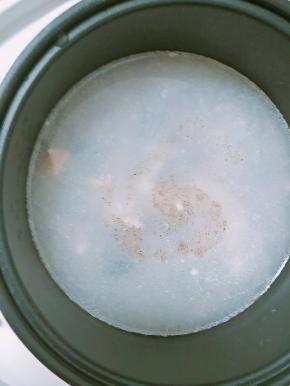 电饭煲内加水煮沸后先放入鸡肉丁。