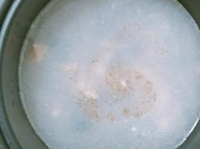 电饭煲内加水煮沸后先放入鸡肉丁。