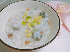 待电饭煲自动断电后，加入少许盐和胡椒粉调味，出锅。