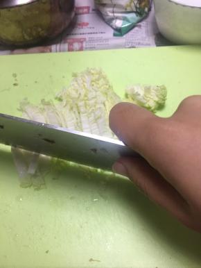 将白菜洗干净，切成小末
