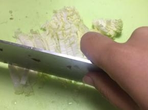 将白菜洗干净，切成小末