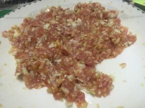 锅里加入少量油，烧热，浇在肉糜上，加入少量盐、鲜酱油、拌匀