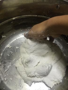 加入水，和匀。