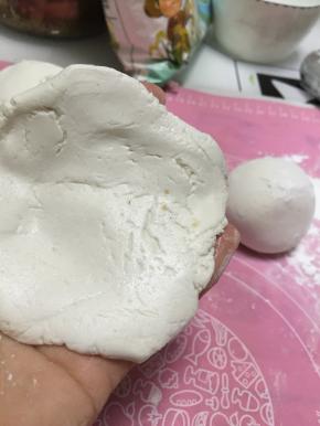 拿出一小团，用手捏成饼状，中间厚，四周薄