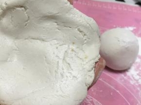 拿出一小团，用手捏成饼状，中间厚，四周薄