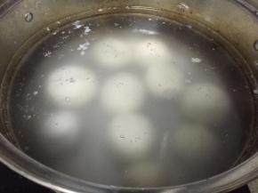 锅里加水，烧开后，将做好的汤圆，放入锅中，煮8-10分钟左右，汤圆浮起来，即可以出锅。