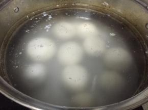 锅里加水，烧开后，将做好的汤圆，放入锅中，煮8-10分钟左右，汤圆浮起来，即可以出锅。