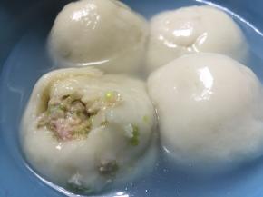 可以在汤圆里加入少量的汤，依据自己的口味调味
