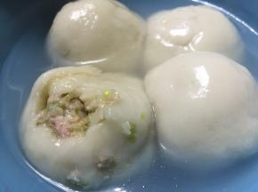 可以在汤圆里加入少量的汤，依据自己的口味调味
