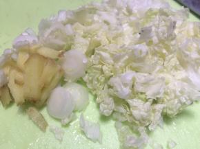 将白菜洗干净，切成小末