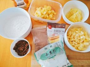 所需主食材如下，其中120克菠萝切成菠萝丁，100克菠萝切成菠萝块。