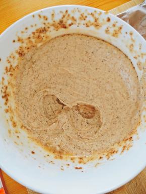 50克黄油融化，和80克红糖一起混入碗中。用打蛋器搅拌均匀。