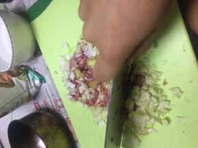 取五花肉，切成小丁，加入葱姜