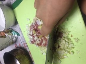 取五花肉，切成小丁，加入葱姜