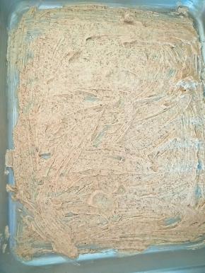 在模具内抹一层黄油，并将搅拌好的黄油红糖糊均匀的抹在模具底部。