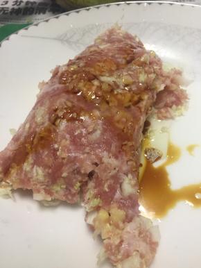 将混合肉糜，切匀