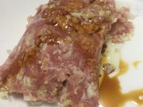 将混合肉糜，切匀