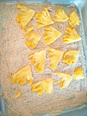 均匀的将1切好的菠萝片铺在底部。