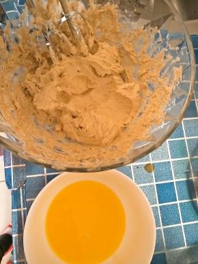 110克黄油软化，和60克红糖一起混入大碗内用打蛋器打发。在打发好的黄油糊里，分三次加入打好的蛋液。打发好的黄油胡应该是状态蓬松且顺滑的。