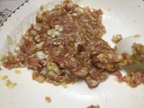 锅里加入少量油，烧热，浇在肉糜上，加入少量盐、鲜酱油、拌匀