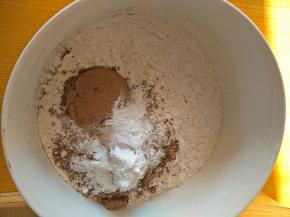 把泡打粉、面粉、小苏打混合筛入黄油糊中搅拌均匀。