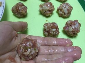 用手捏成丸子