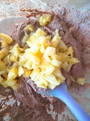 将切好的菠萝丁倒入面粉糊里搅拌均匀。