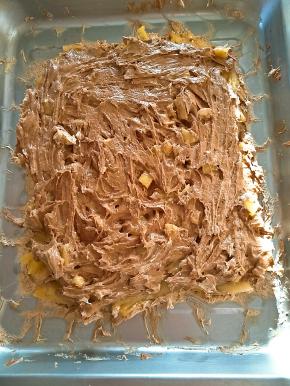 将拌好的蛋糕糊装入模具内送入烤箱。