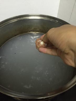在锅子里加入水，烧开，加入肉丸子。
