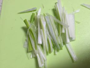 将大葱切段
