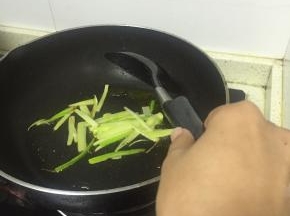 加入食用油，将葱段放入煎