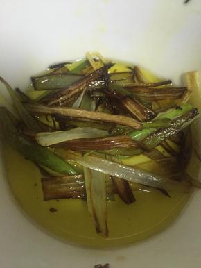 小火煎出葱油，葱段微焦，将葱段和油出锅