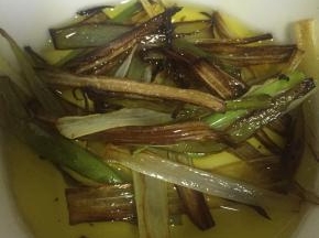 小火煎出葱油，葱段微焦，将葱段和油出锅