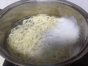 锅中加入水，烧至沸腾，下入鲜面，煮沸，出锅