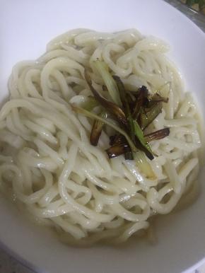 浇上葱油，加入鲜酱油、食盐少许，拌匀即可