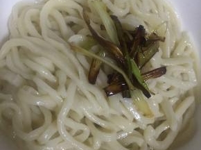 浇上葱油，加入鲜酱油、食盐少许，拌匀即可