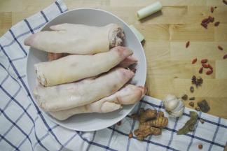 1、	焯猪蹄

猪蹄本身有味道，焯猪蹄时反复换3到4次水，前两次用清水，第三次在水中加入葱姜蒜

   Ps：如果猪脚有毛，可以用火烧下