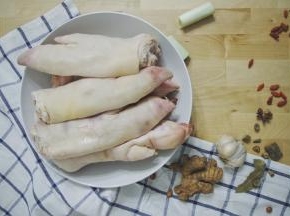 1、	焯猪蹄

猪蹄本身有味道，焯猪蹄时反复换3到4次水，前两次用清水，第三次在水中加入葱姜蒜

   Ps：如果猪脚有毛，可以用火烧下