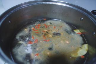 把准备的所有配料倒入锅内，放酱油、料酒，开炖；

炖到1一小时左右，放适量糖盐，继续炖；