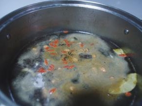 把准备的所有配料倒入锅内，放酱油、料酒，开炖；

炖到1一小时左右，放适量糖盐，继续炖；