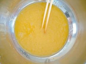 干净的盆中依次倒入玉米油、糖、小苏打、鸡蛋搅拌均匀。