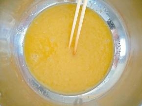 干净的盆中依次倒入玉米油、糖、小苏打、鸡蛋搅拌均匀。