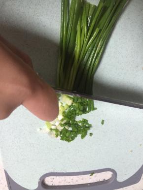 准备一把香葱，切小段