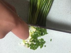 准备一把香葱，切小段